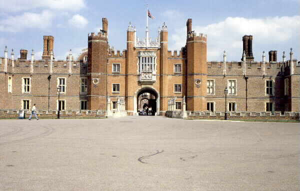 Foto av inngangspartiet til slottet Hampton Court