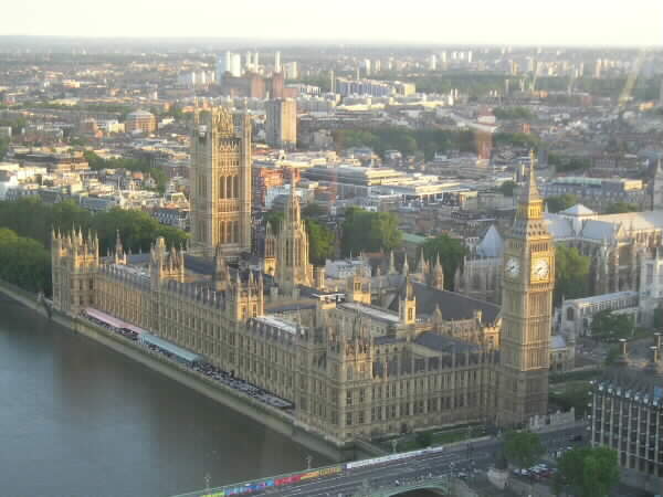 Foto av Parlamentsbygninga ved Themsen